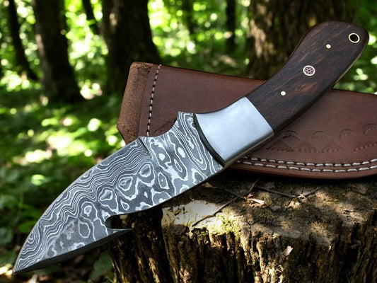Bloodtrail – Custom Damascus Steel Gutting Knife