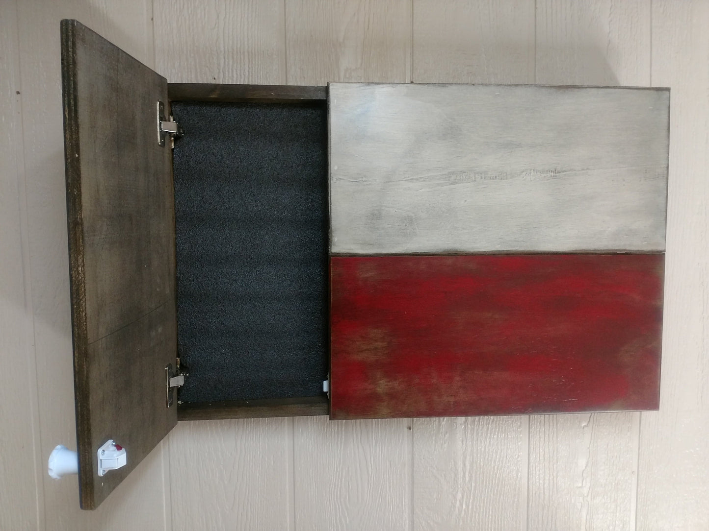 Small Wooden State Flag & Special Design Gun Case