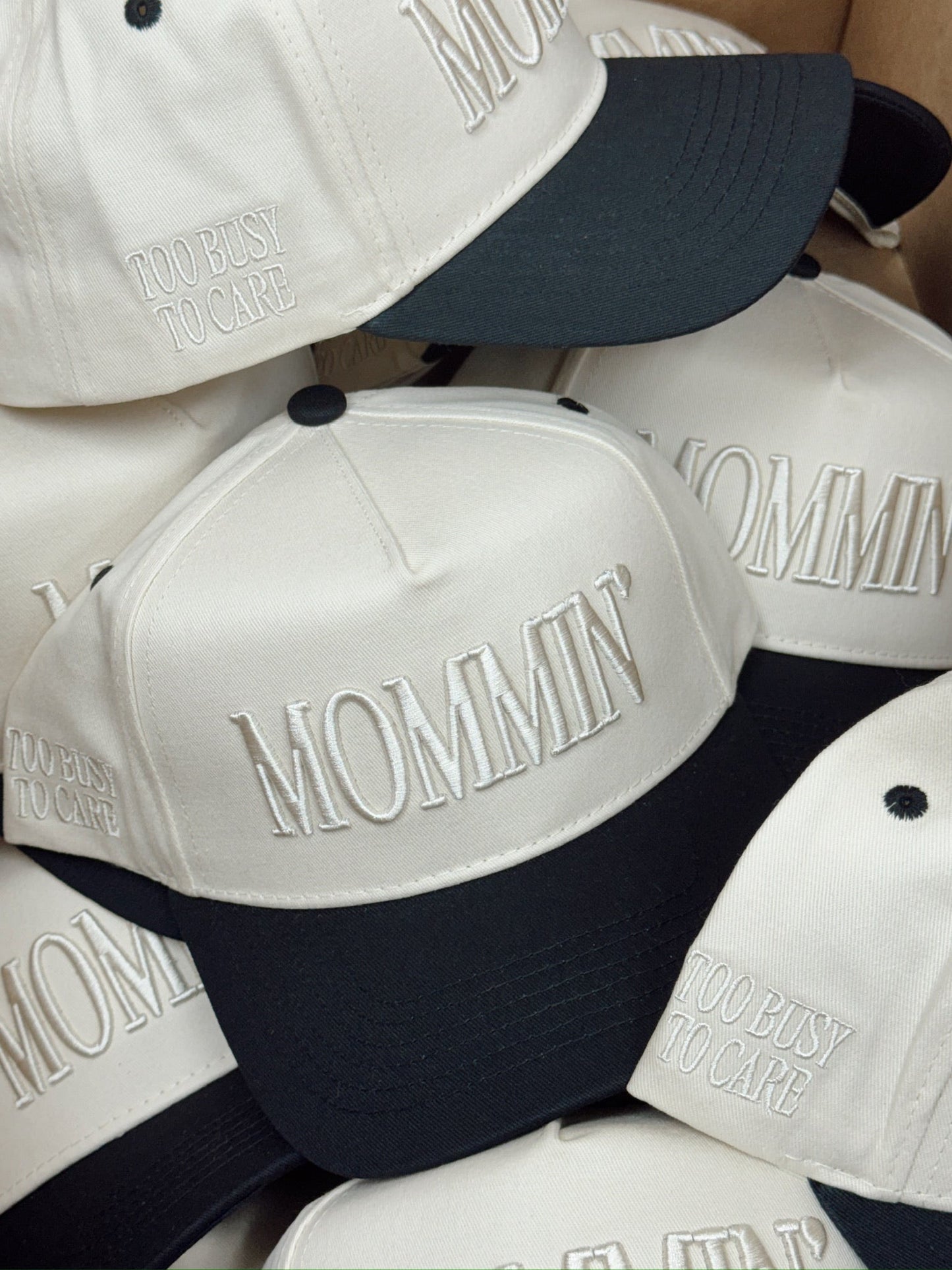 Mommin' - Vintage Trucker Hat
