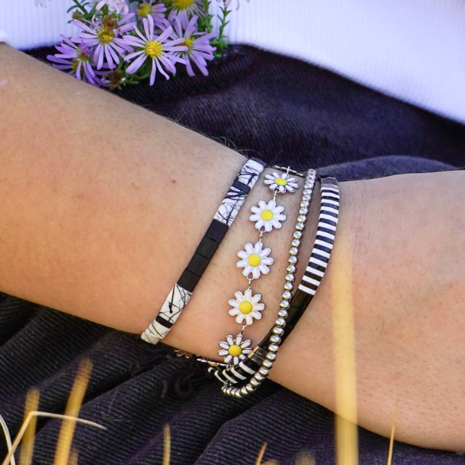 DAINTY DAISY - Flower Chain Accent Bracelet - Adjustable