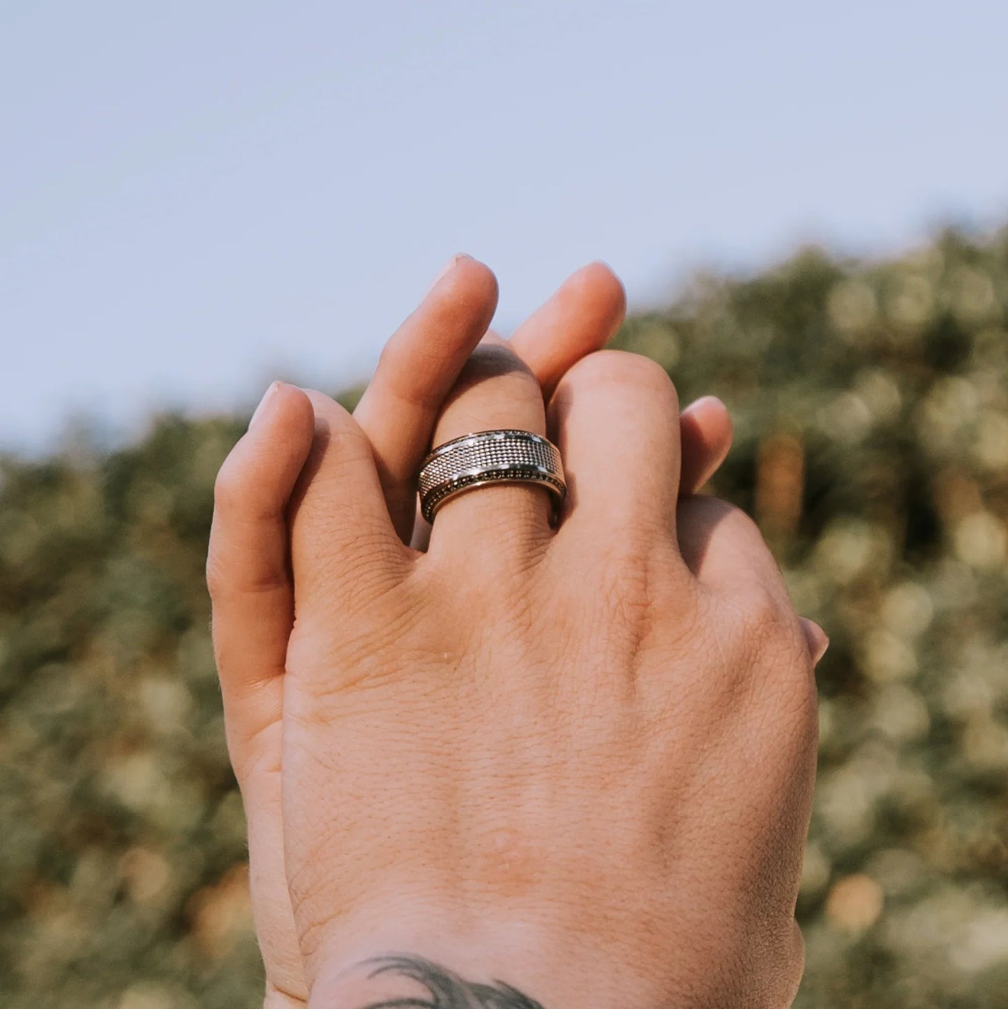 GAUNTLET Steel Chain Titanium Wedding Ring Polished Beveled Edges Set with Round Black Diamonds - 10mm