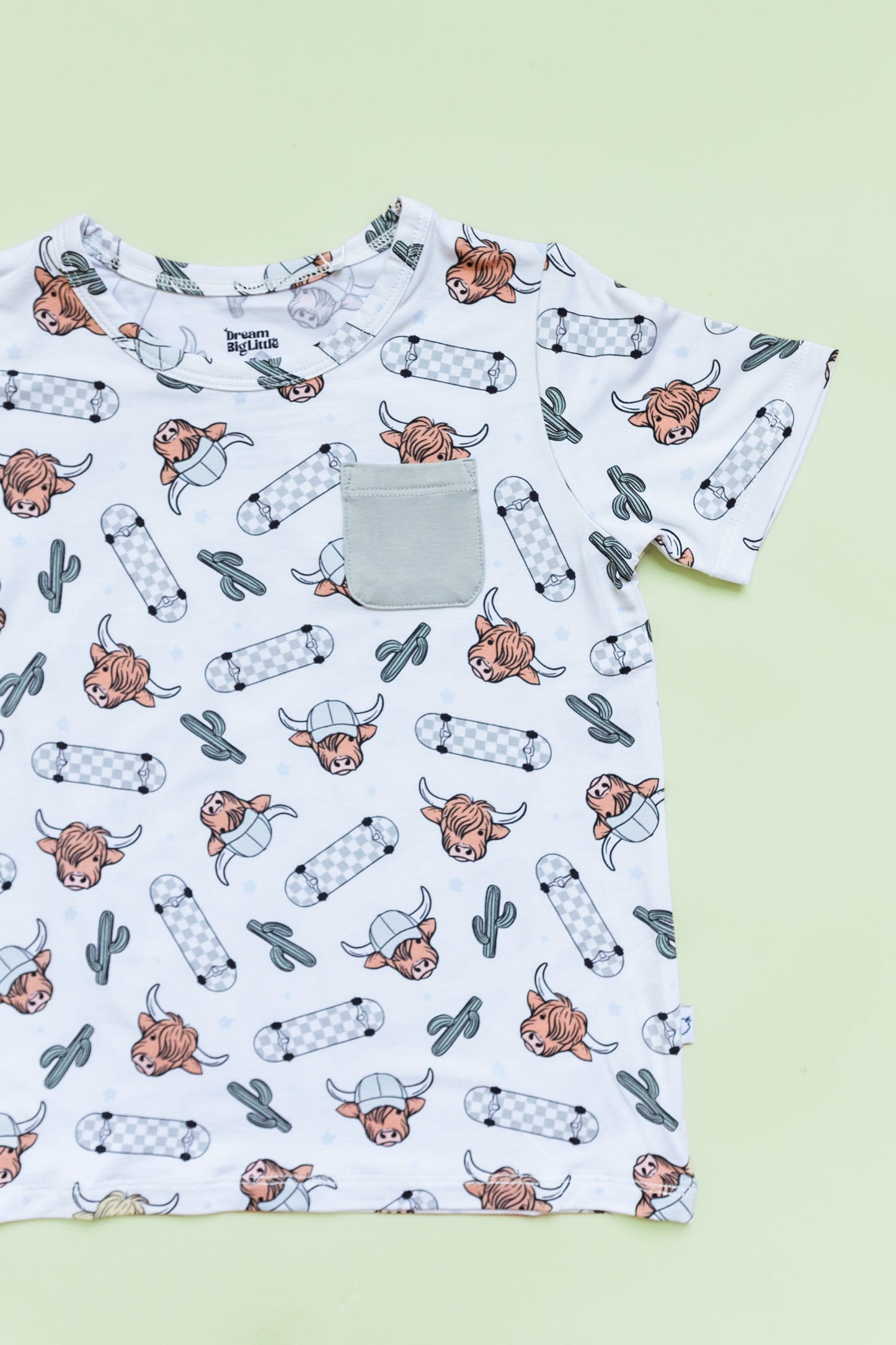 EXCLUSIVE MOO-VING FAST DREAM POCKET TEE