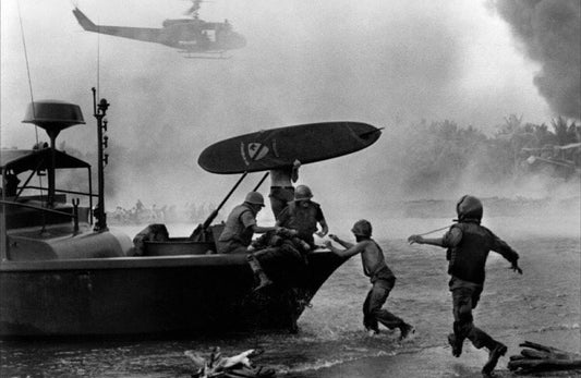 "CHARLIE DON’T SURF" TEE (LIGHT GREY)