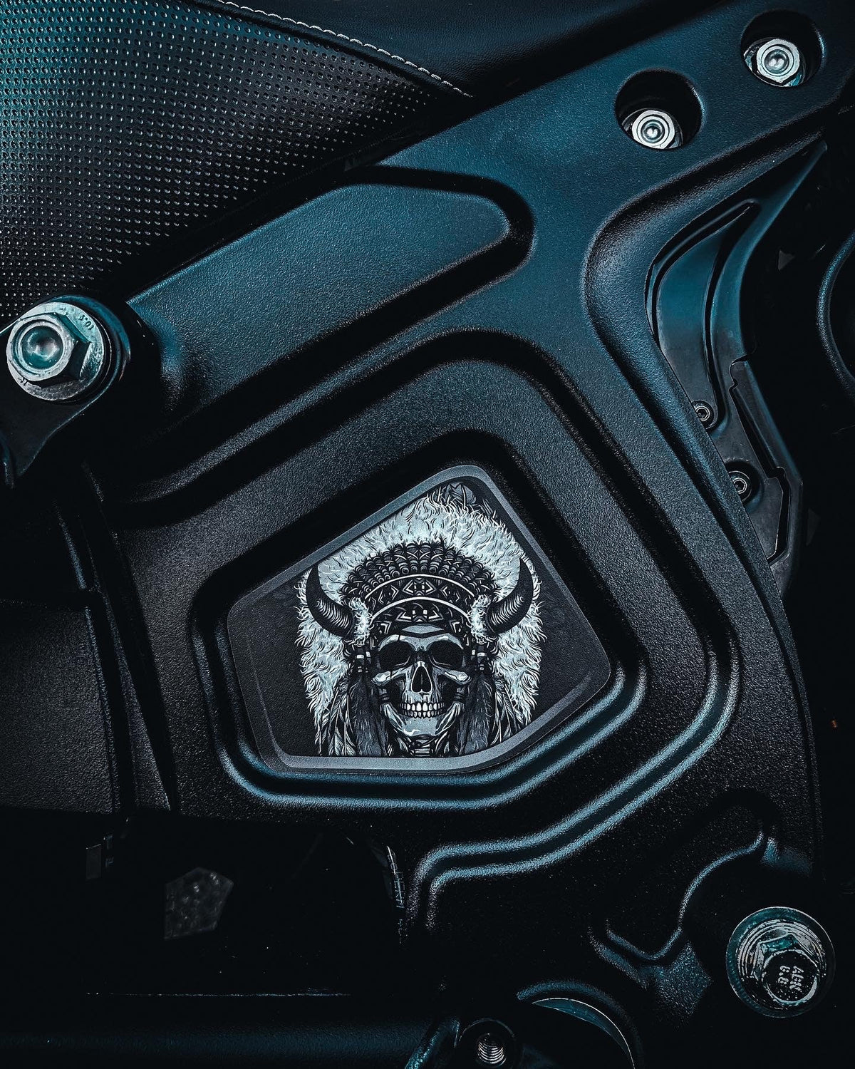 Indian Scout Mid-Frame Insert - Skull Warbonnet 108 BW