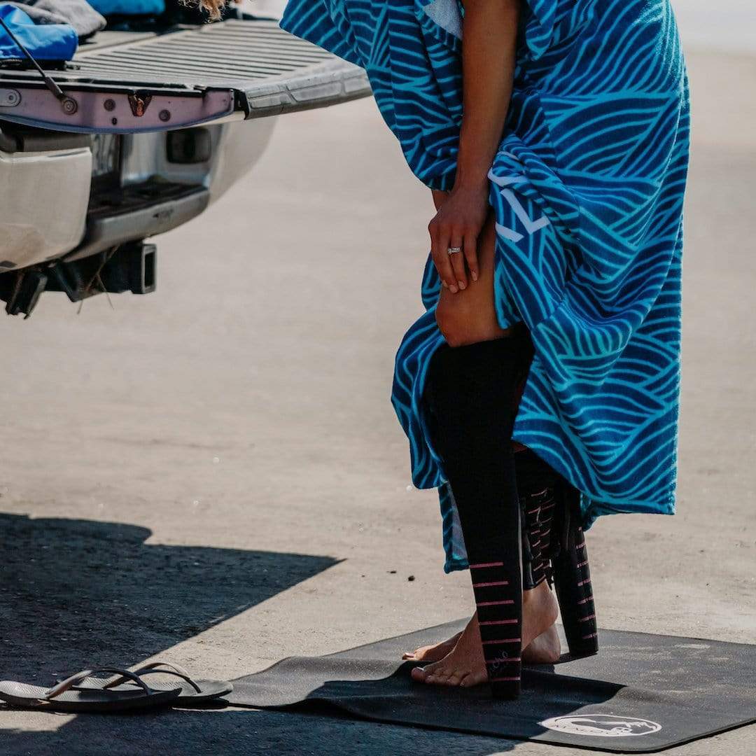 Malo'o Shoreline Change Mat – Quick-Dry Surf Changing Mat for Beach & Outdoor Use